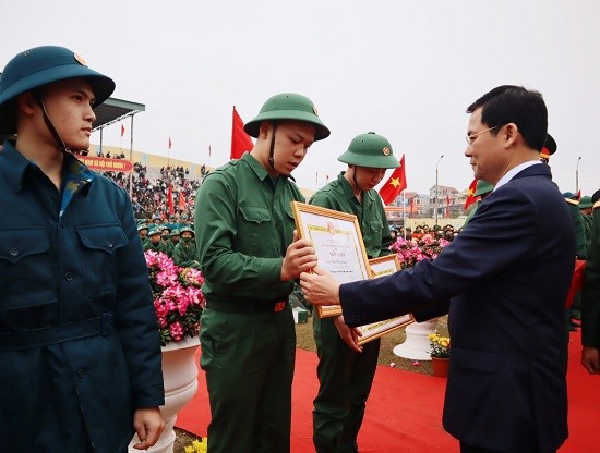 Phó Chủ tịch HĐND Thành phố Phạm Quí Tiên động viên tân binh huyện Phúc Thọ lên đường nhập ngũ